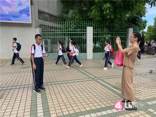 早上7:15分,湘橋區城西中學的學校門口熱鬧非凡.