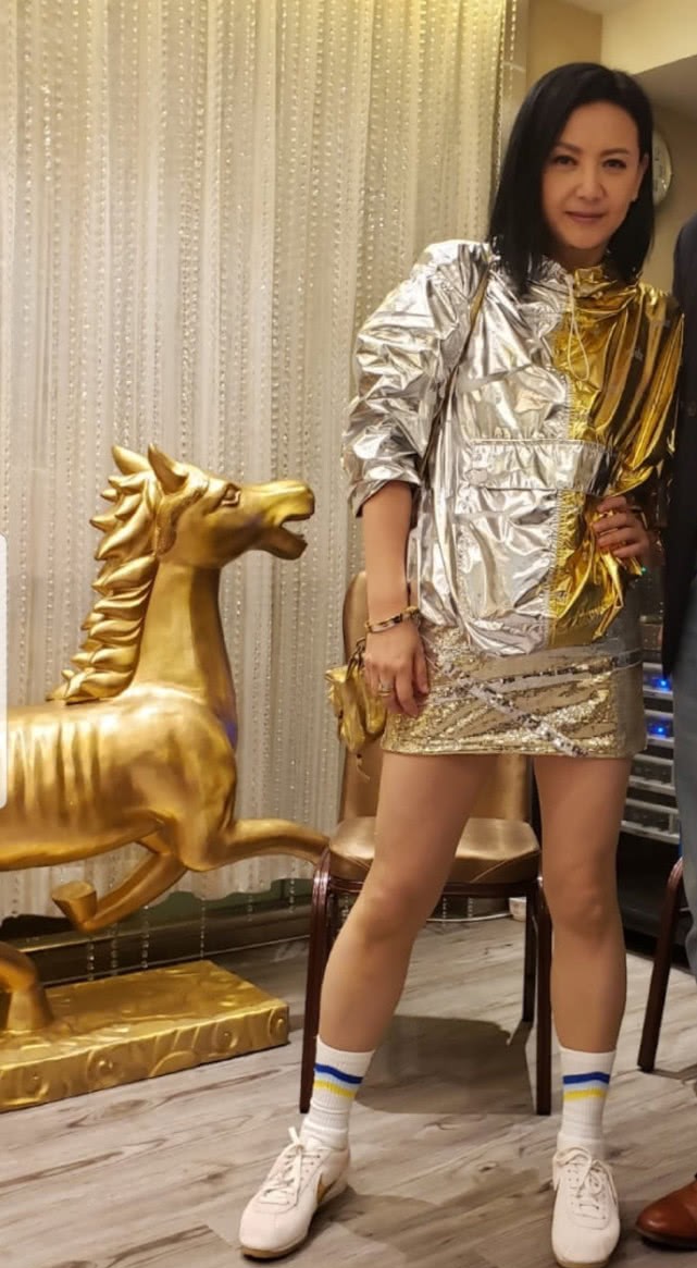 曾华倩晒旧照,年轻时简直是神仙颜值,难怪梁朝伟会一见钟情