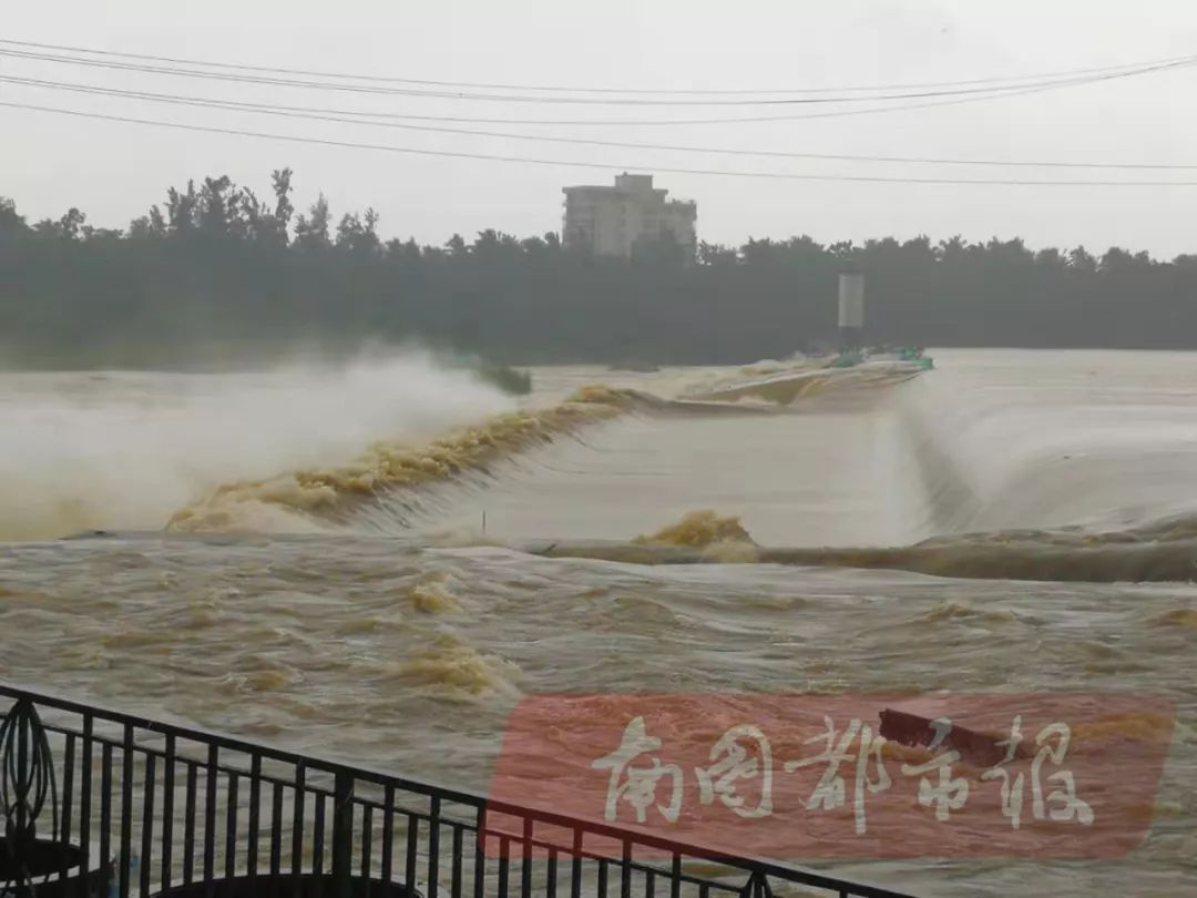 暴雨三级预警14号台风剑鱼生成杀回海南今天琼海万泉河成这样子