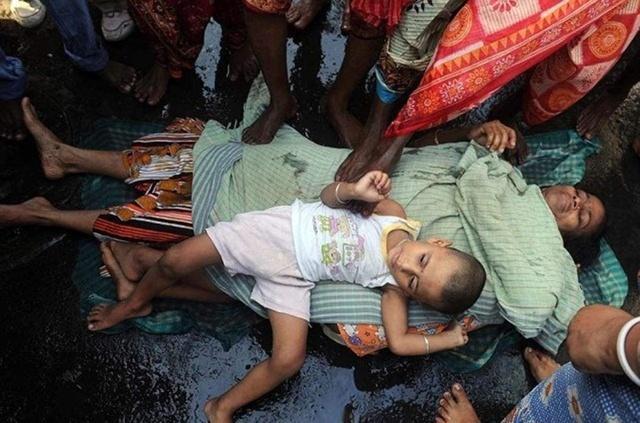 印度最奇葩的习俗妇女躺地上任人踩当地人这样容易怀孕