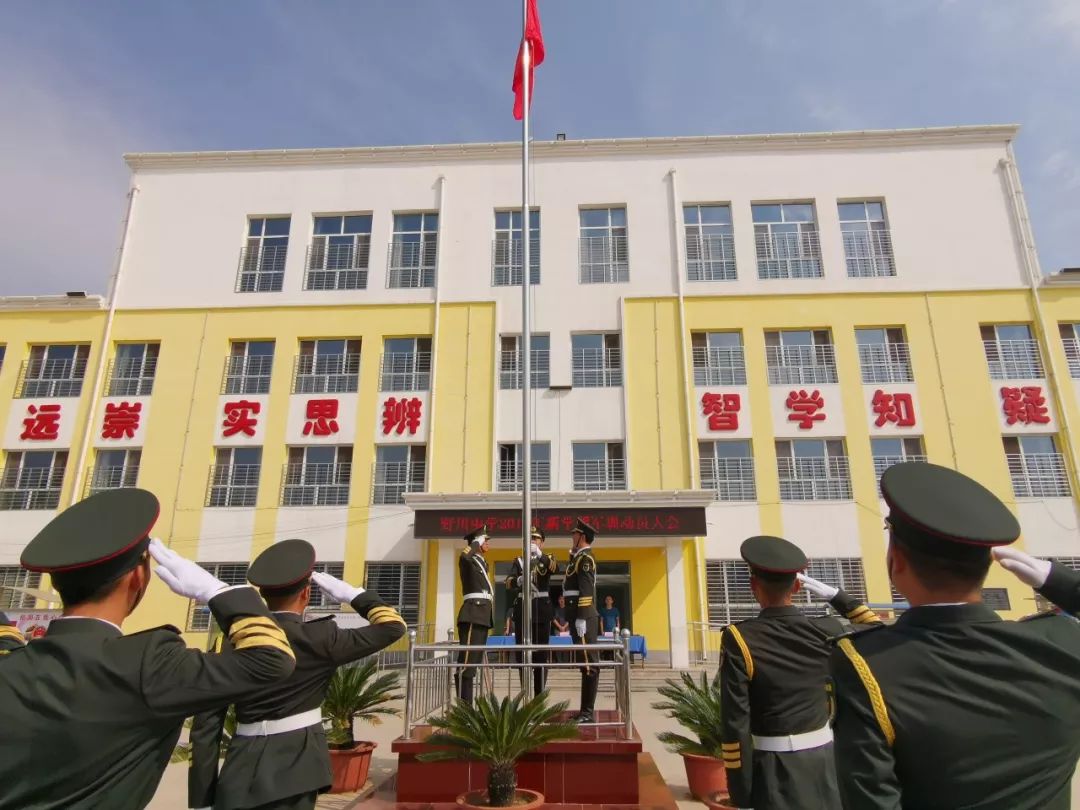 开学第一课炽热爱国情军旅小课堂野川中学举行新学期开学升旗仪式暨