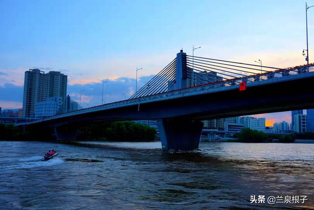 小西湖黄河大桥,影响着兰州河北徐家湾与河南小西湖人的生活方式,也