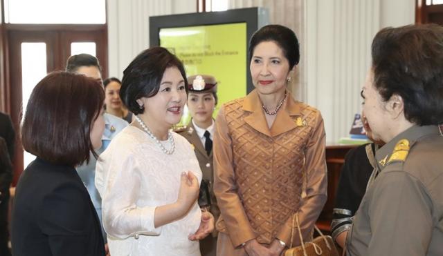 原创韩国第一夫人金正淑穿传统服装亮相64岁怎么都没皱纹好惊艳啊