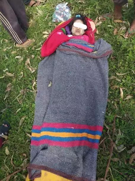 由于军方和民武在贵慨南穆代村爆发战事,触电死亡的女孩,和父母一起来