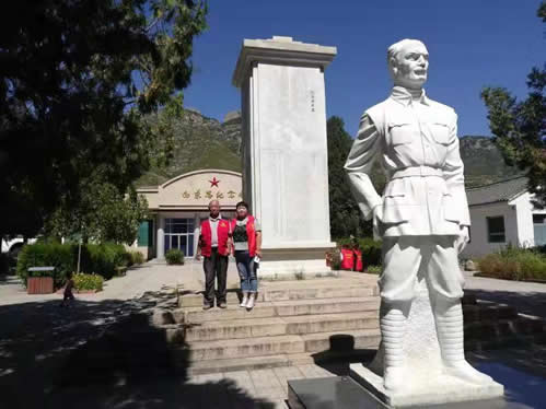 志愿者们走进白求恩纪念馆,就可看到白求恩高大的汉白玉雕像庄严矗立
