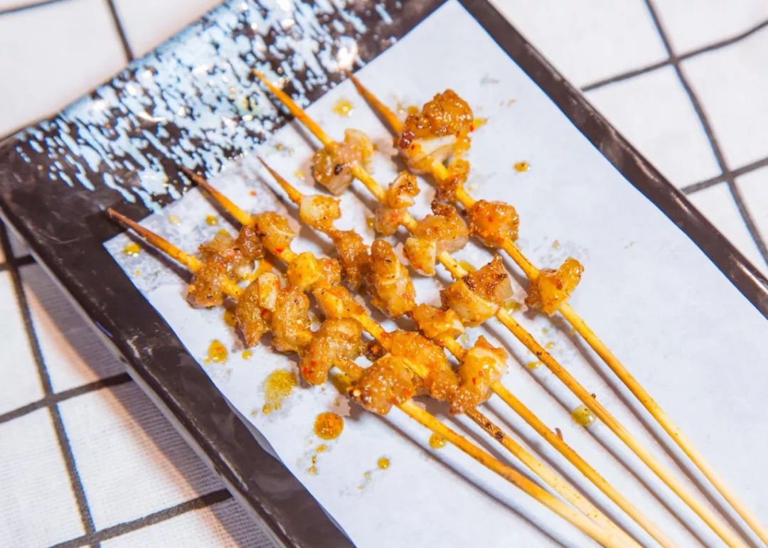 一份烤脆骨有五串,一口下去嘎嘣脆的口感,越嚼越香!