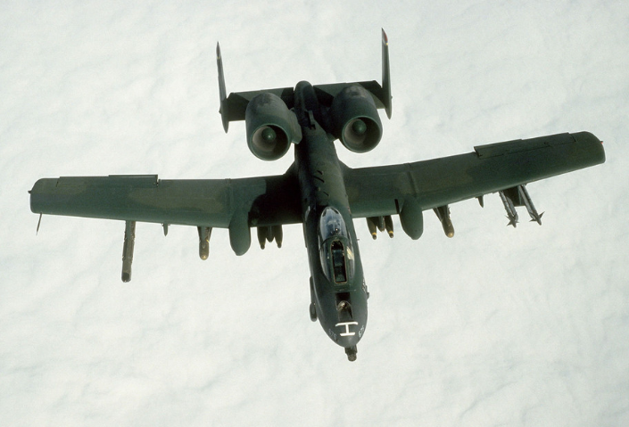 所以a-10的机炮发射贫铀弹在1000米距离穿顶部,500米距离穿尾部是没