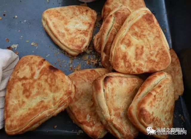 临猗老夫妻俩在运城打饼子生意火得很