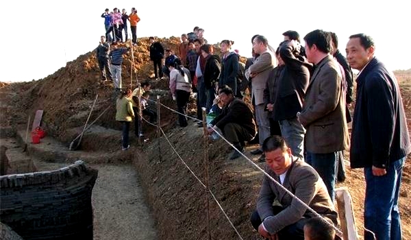 考古现场围观群众考古工作的目的不在于发掘,而重在对古代遗迹,遗物的