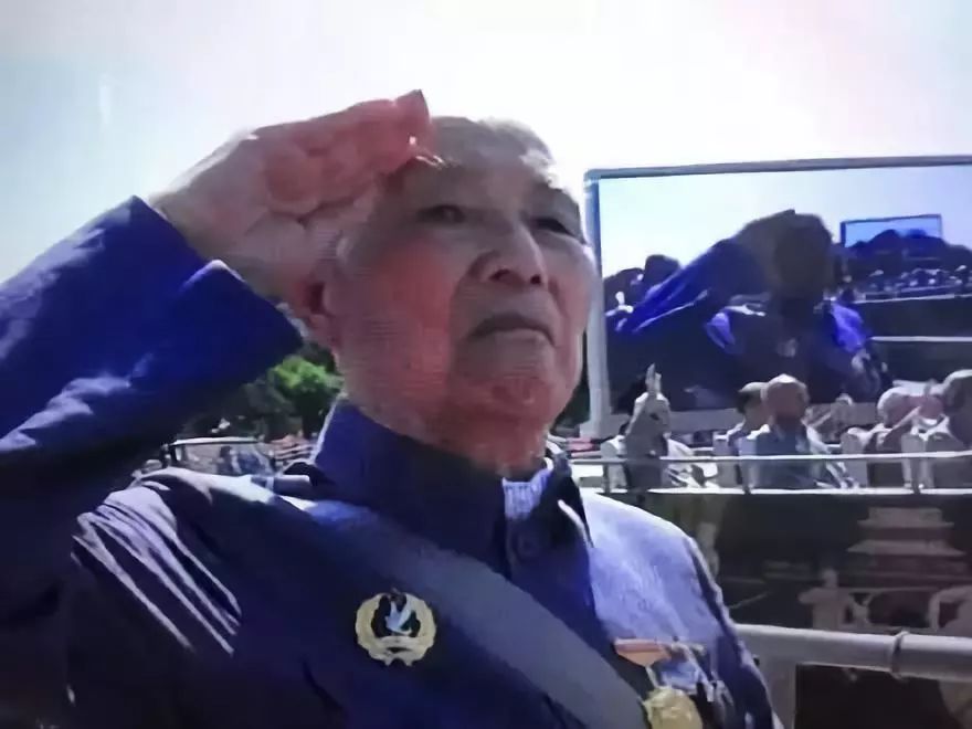 日本军官敬礼图片