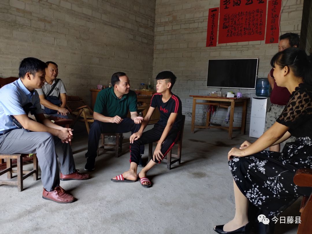 梁勇(左三)到七政村开展控辍保学工作随后,梁勇分别到永良村村委,七政