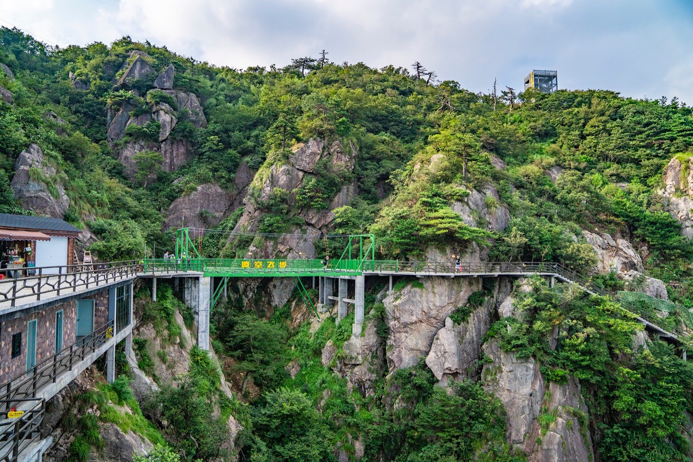 水晶廊桥 位于凌空飞步的前方,同属一个峡谷之中,全透明的廊桥,切身的