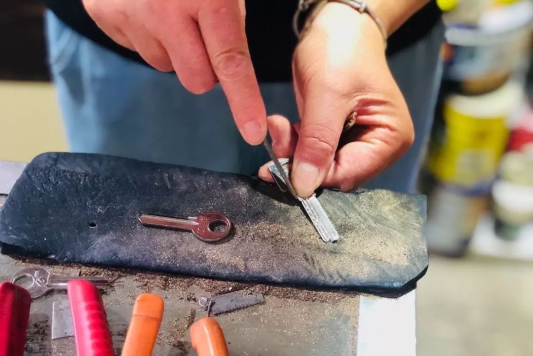 那晚,黄文萍感慨万分,一宿没睡,"没想到自己一个默默无闻的小锁匠