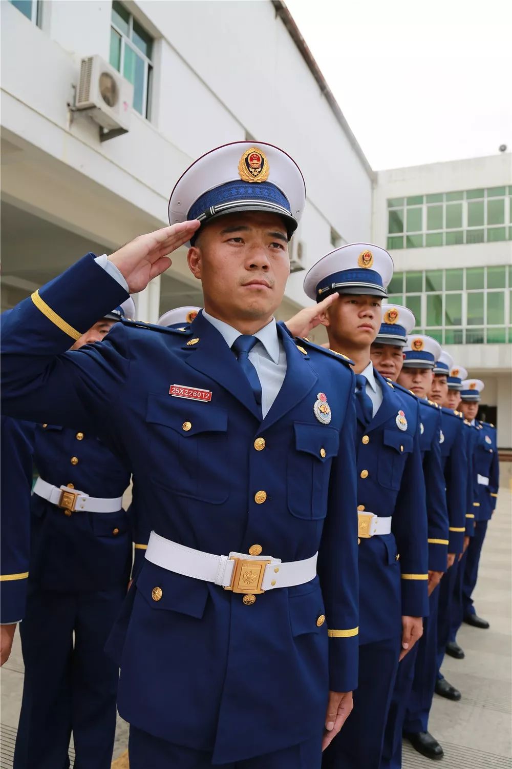 入职以来,先后参与各类救援任务1100余次,和队员们一道抢救遇险群众