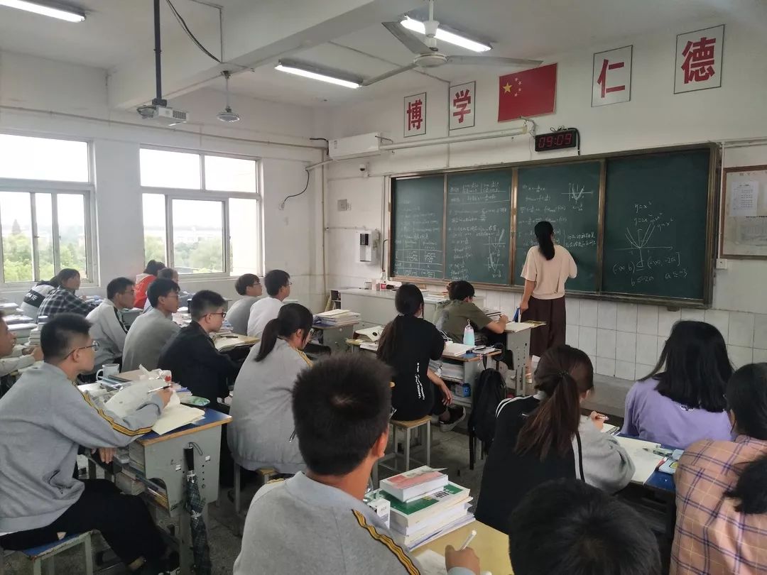 戴南高级中学林潭学校举行升旗仪式兴化中学举行升旗仪式兴化中学举行