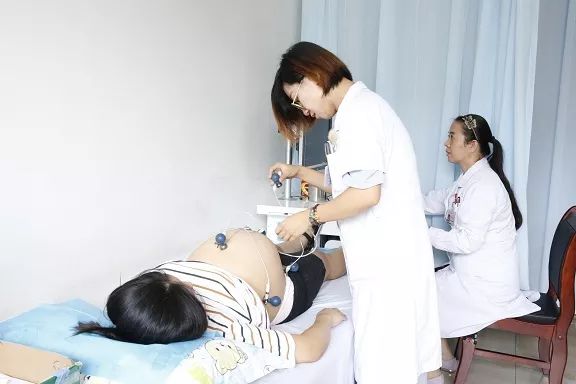 近日潍坊市妇幼保健院引进了一台专门用于孕妇胎儿心电检查的胎儿心电