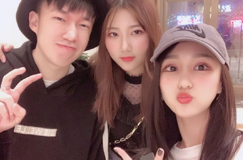 rng刚赢了比赛小狗就打了小虎女友粉丝你们是幼儿园吗