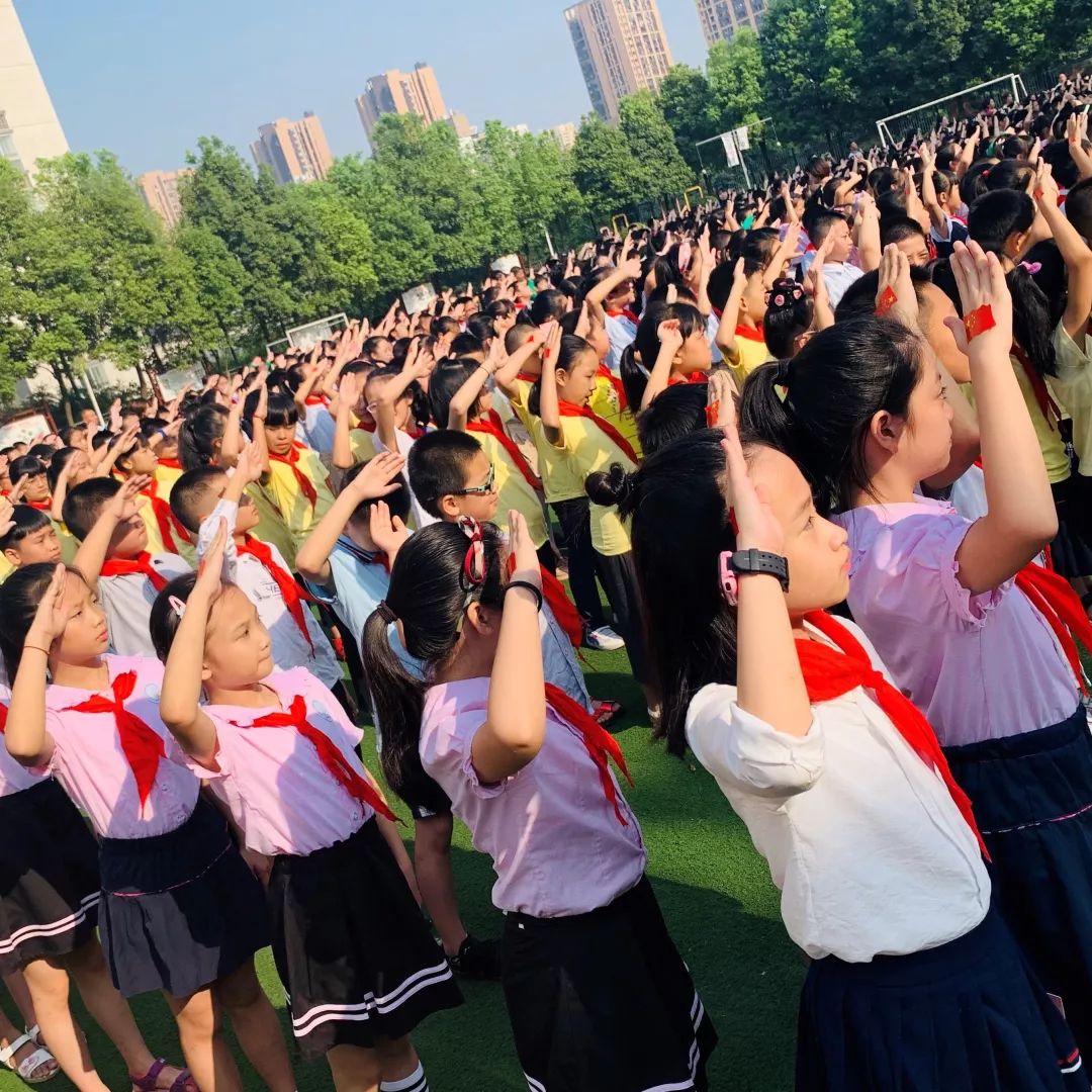 致敬—五星红旗入场—整齐欢快今天,我们迎来了龙门浩小学2019