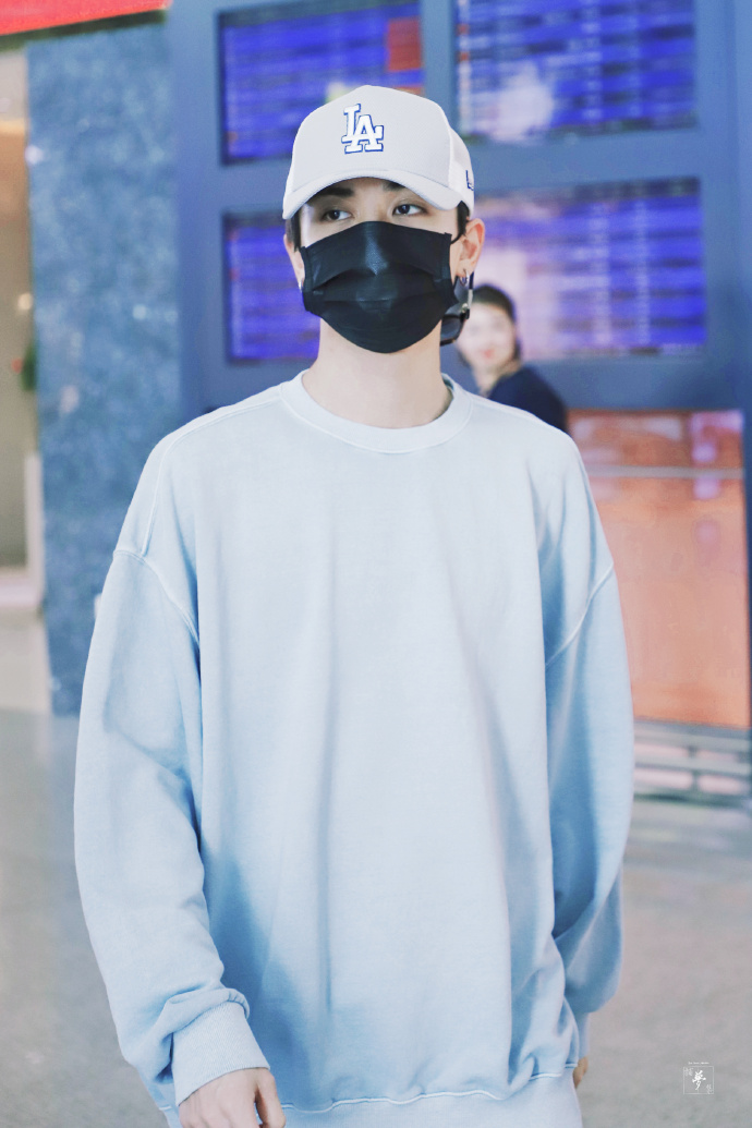 林彦俊今日沈阳返京将应援色穿身上变身最靓的水色男孩