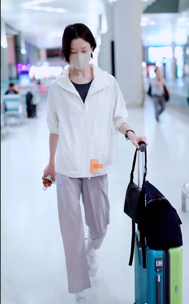 杜鹃身穿白色外套现身,飒爽短发随意慵懒,造型看着超有气质!