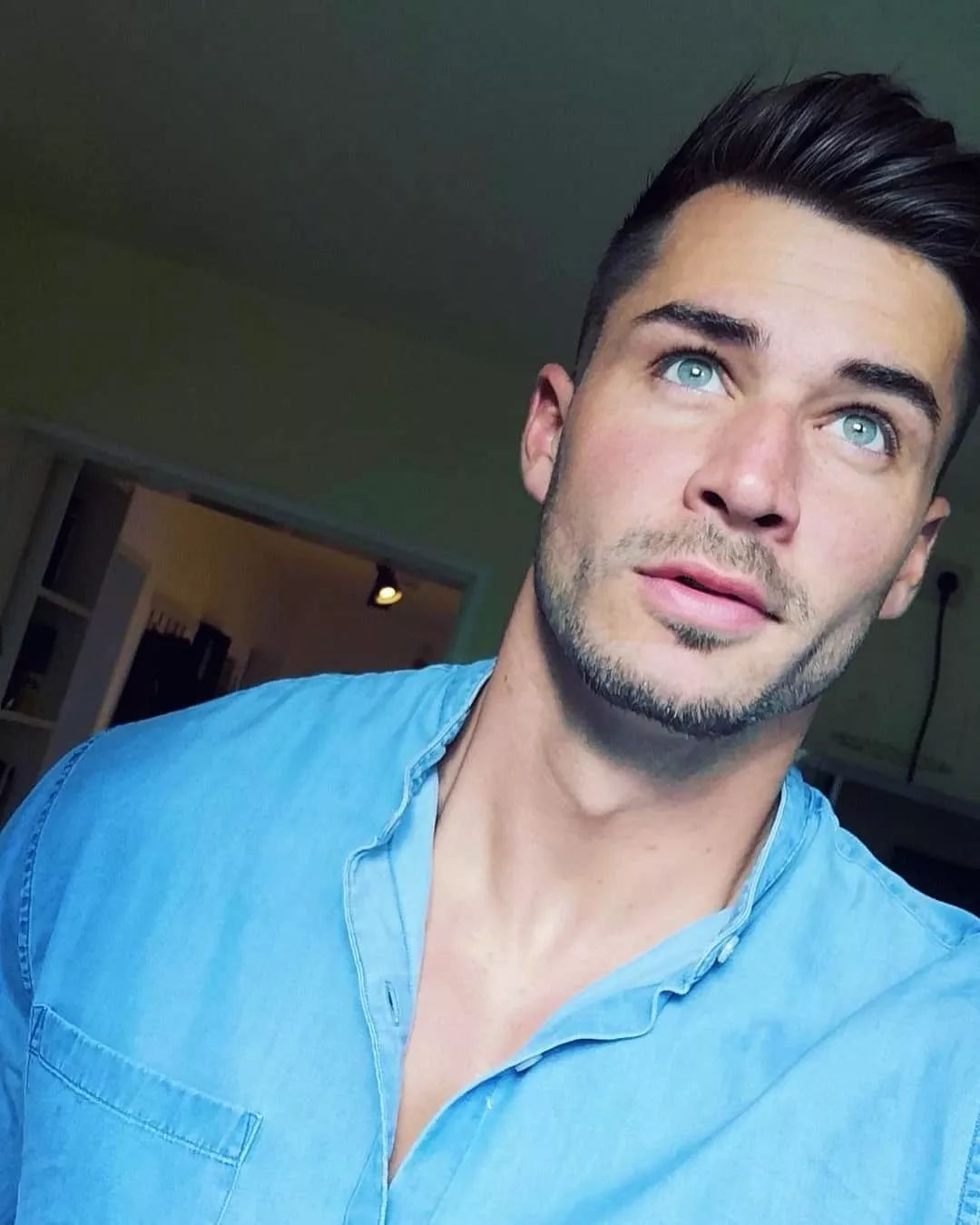 这个男人他眼睛像是蔚蓝的大海