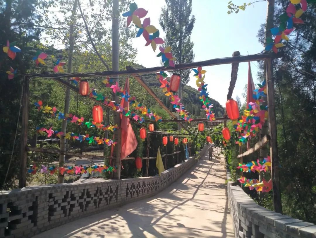 旧街一条沟 景色迷人眼 犹如画中游