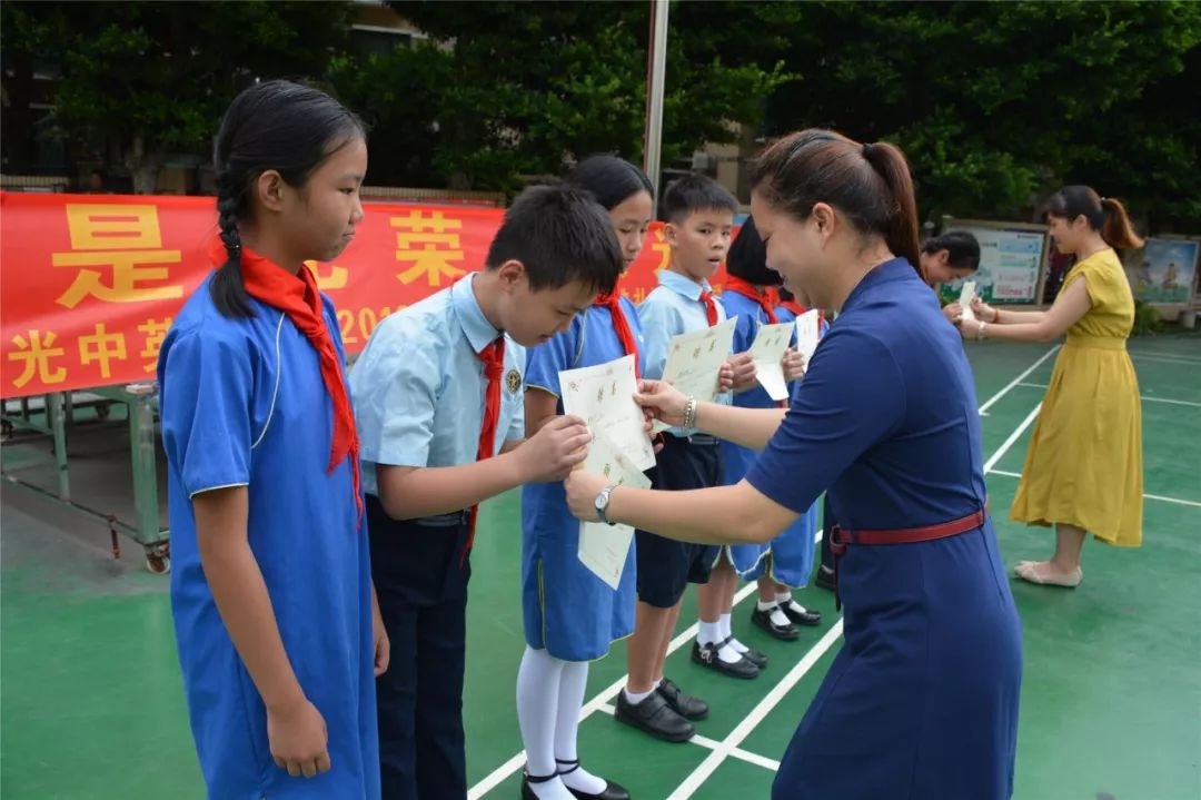 真光小学校服图片