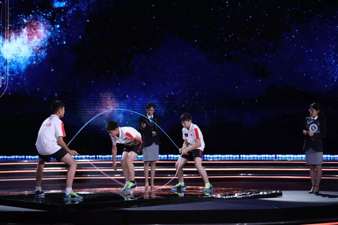 再登热搜震惊世界冠军开学第一课手持跃动跳绳再破世界纪录