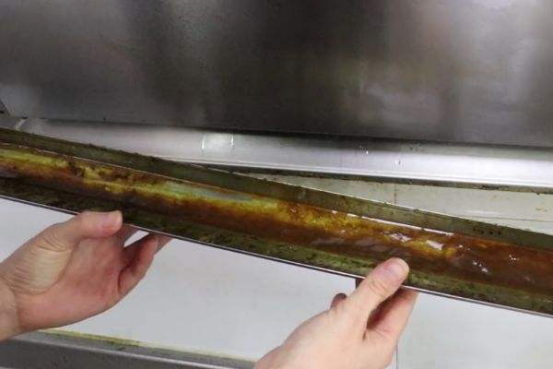 油烟机流出的废油这样用省钱又实用解决了家里的大困扰