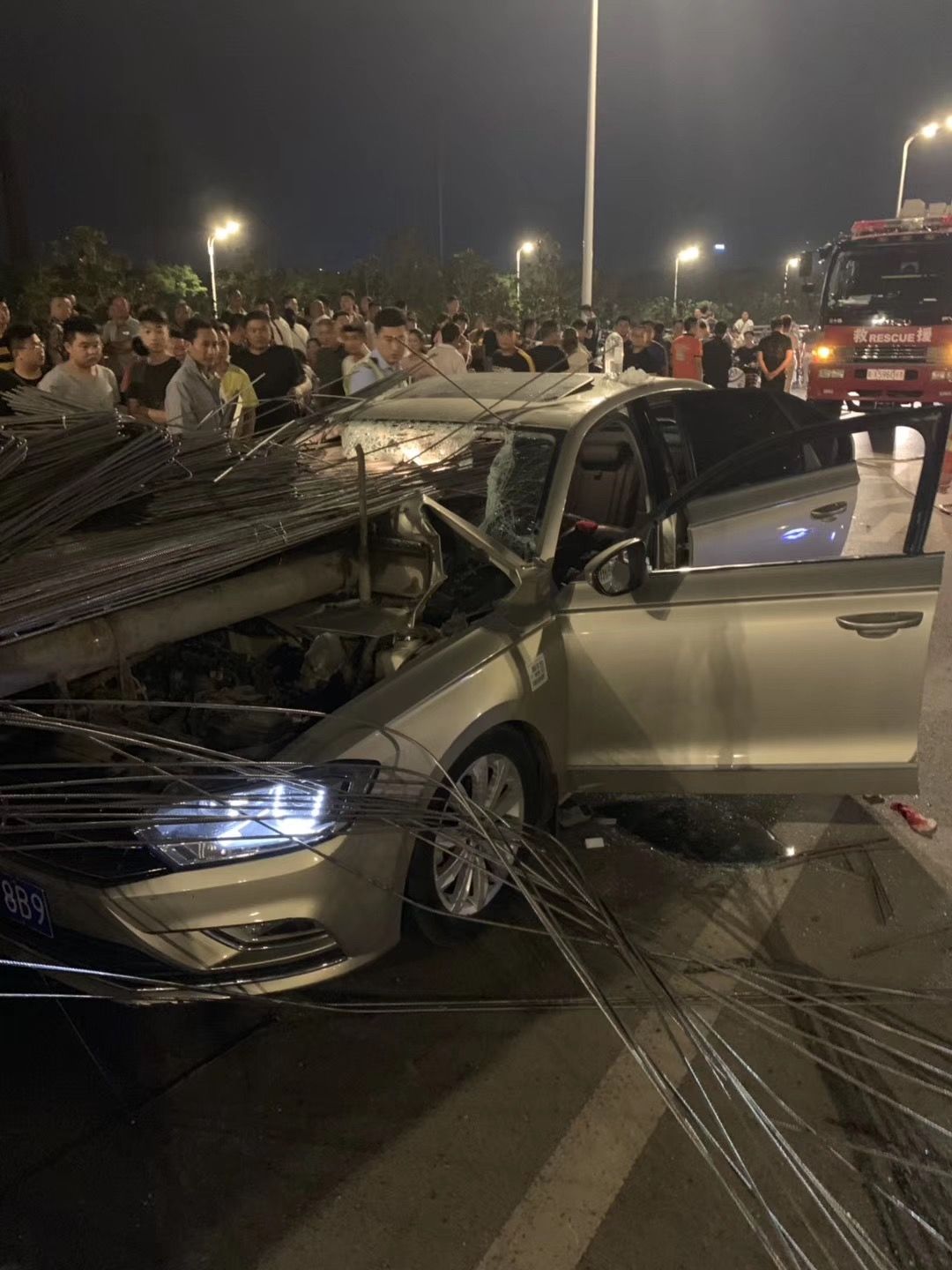 紧急救援!夜晚向阳路大桥上,11根钢筋直插司机脸部