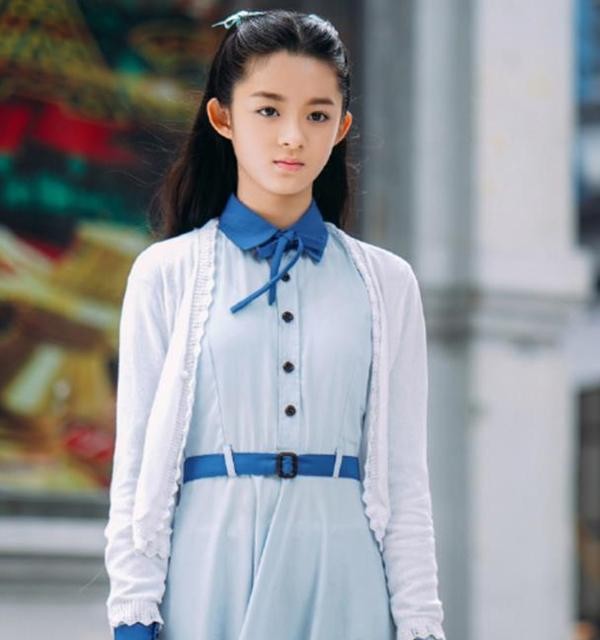 正是在之前杨幂主演的电视剧《筑梦情缘》中饰演"小杨幂"的黄杨钿甜