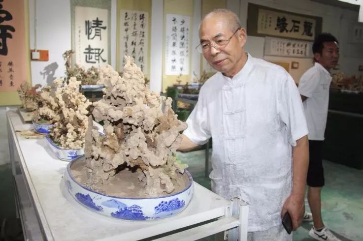 快讯梵净山龙泉禅寺住持释妙空考察朱仙镇渠世营砂浆石盆景展览馆