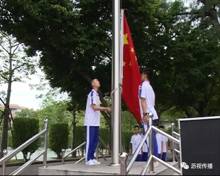 在走廊里可以听到朗朗读书声盐步中学是一所有着63年办学历史的公办