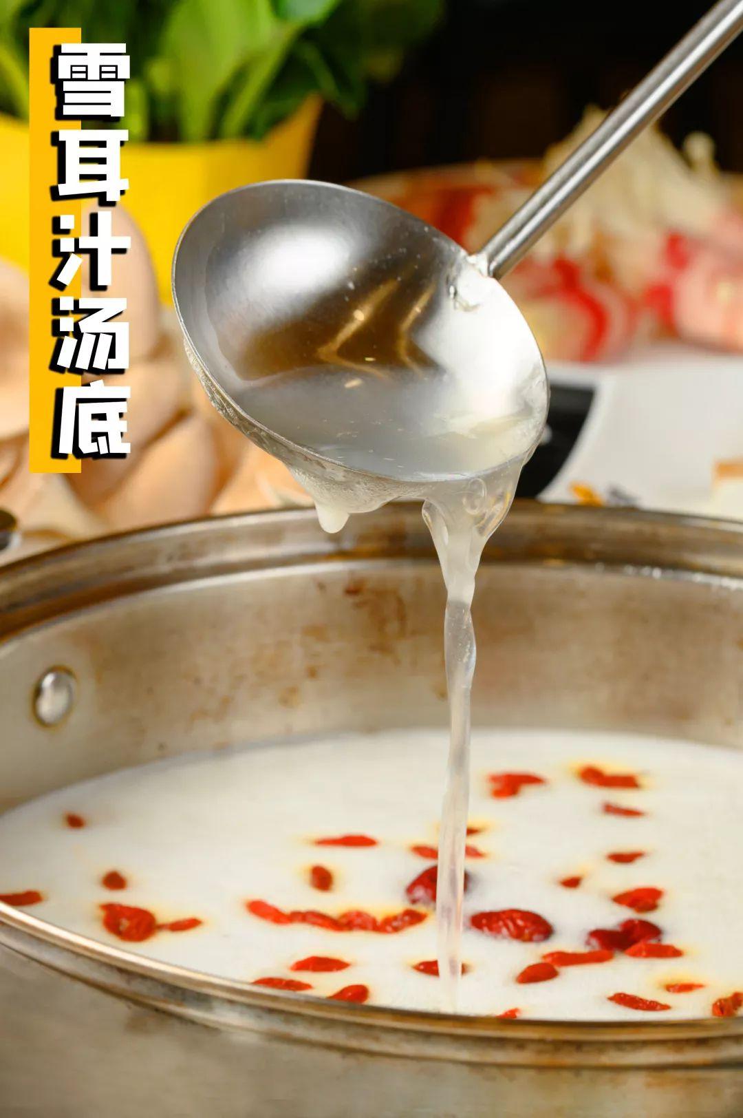 药材长时间熬制,鸡肉浸过灵芝汤底后,会减少鸡肉的油腻感,吃起来清香