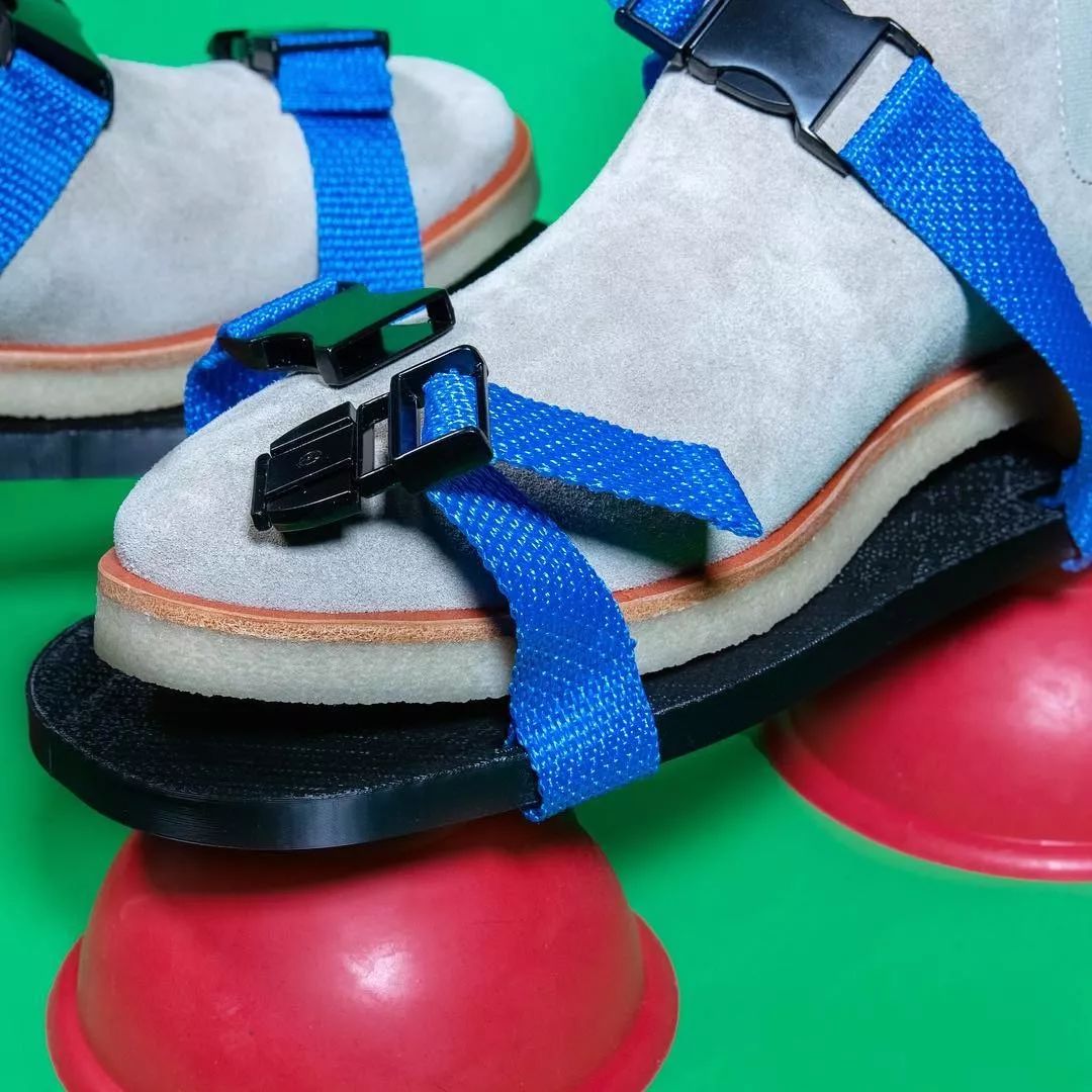 这种新型的鞋子,拥有两个手工制作的强力吸盘无论你是在飓风中徘徊