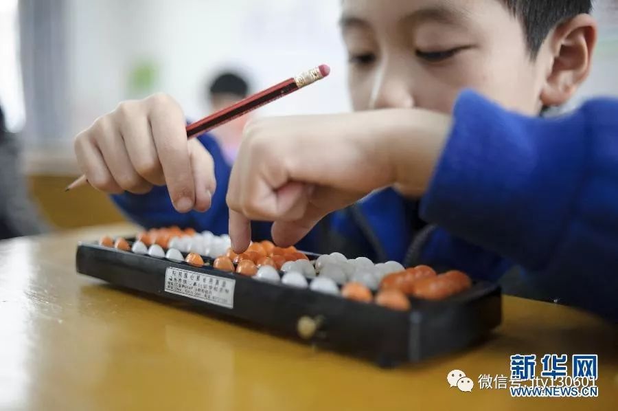 辻洼凛音年仅9岁,天赋异禀,小学三年级的辻洼凛音是日本心算界最年轻