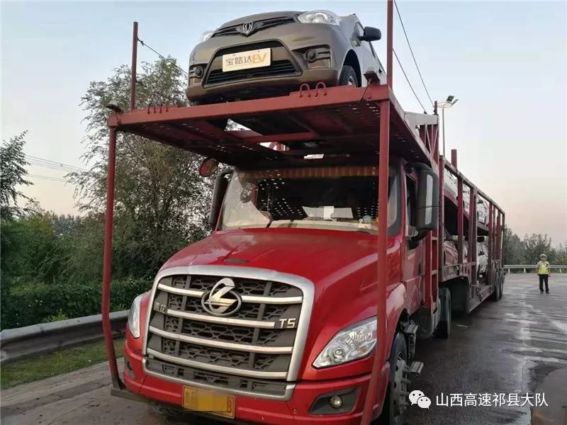 七大队查获一起商品专用运输车违规装载违法行为