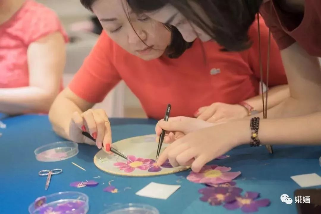 制作一柄自然清新的写意压花团扇以压花妆点定格自然之美压花团扇制作