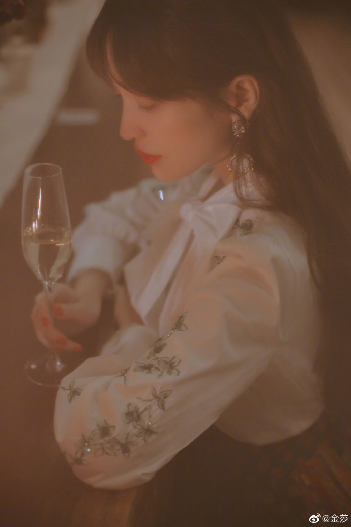 金莎流泪妆楚楚动人 网友大赞眼里仿佛泛星光