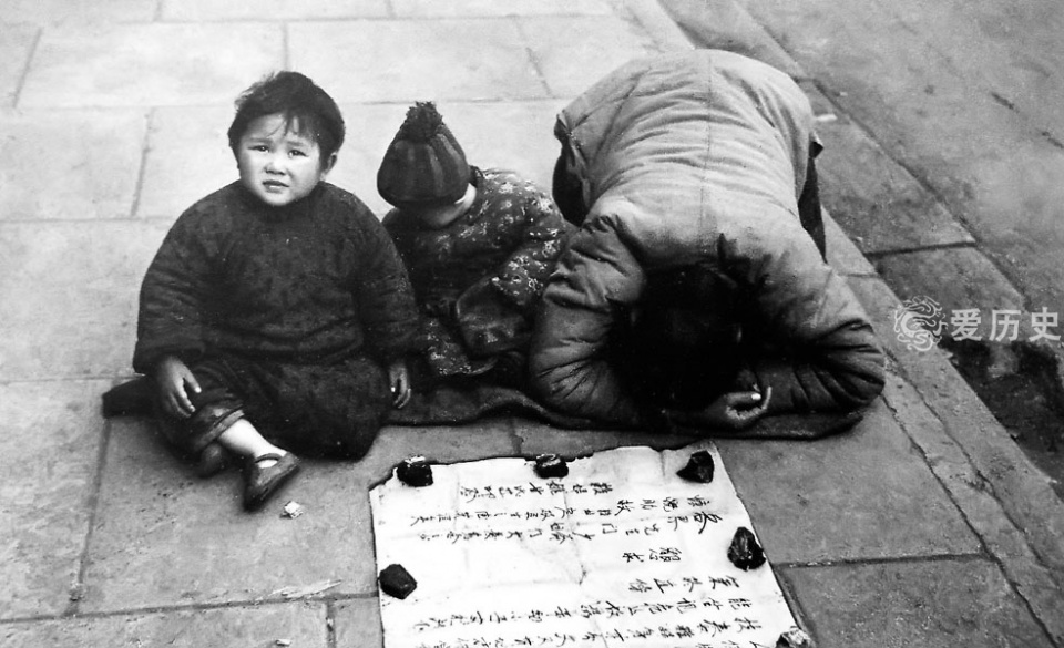 民国时期,因为自然灾害和战火大量的百姓被迫流离失所,沦落他乡,成为