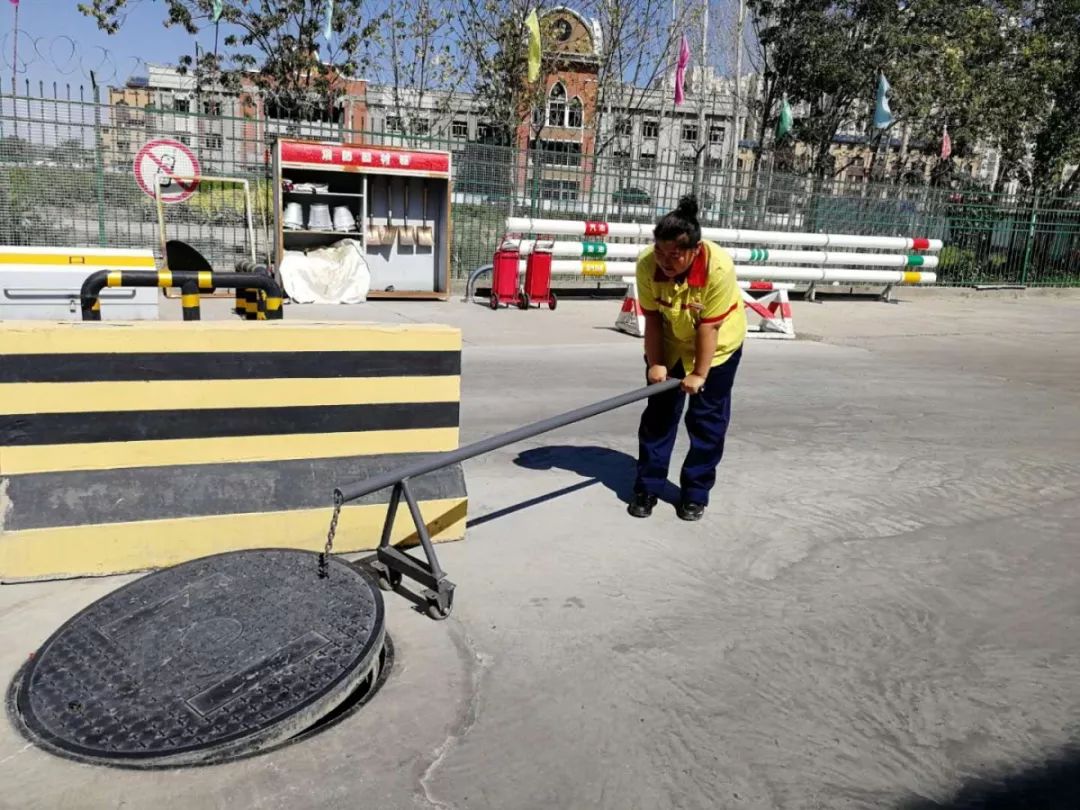 神器有了它10秒钟打开承重罐池操作井盖