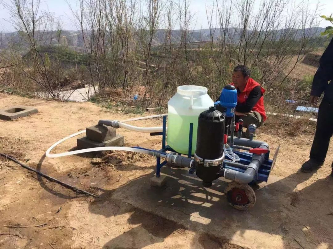 图为移动共享山地苹果滴灌系统的"移动共享首部.