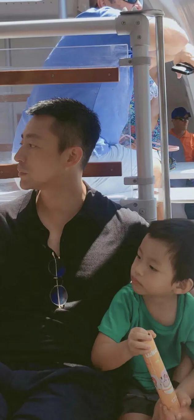 汪小菲难得晒怀抱儿子照片父子两人模样超像三岁儿子身高抢镜