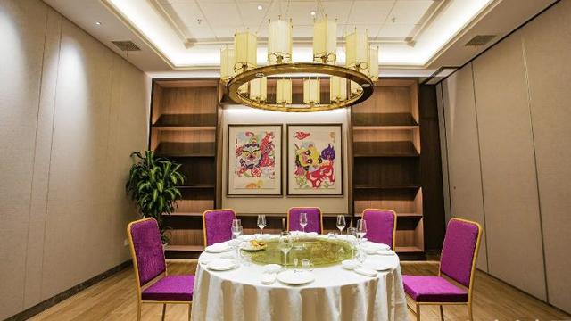 在扬州的淮扬菜老字号里,有两家最有名:狮子楼与食为天.