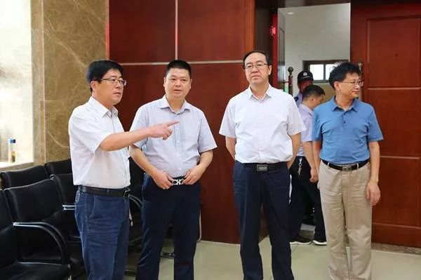 市人民检察院副检察长李孝友,汉滨区人民检察院检察长胡海东在庭审