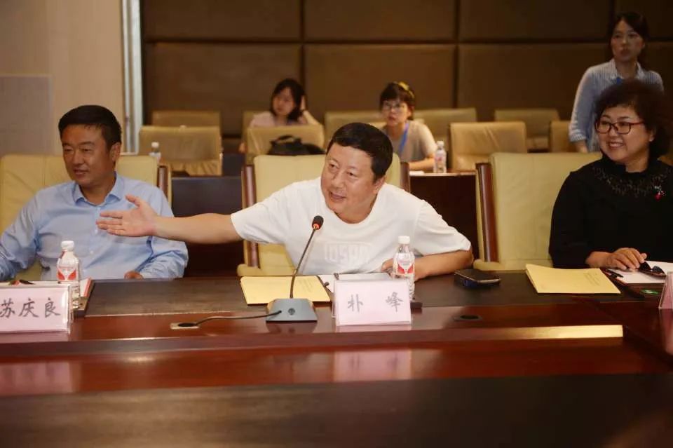 州长金寿浩与央视《魅力中国城》导演组座谈,探讨拍摄