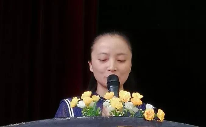 优秀教师代表唐洪英老师发言黄校长首先代表学校满怀热情地向一年级