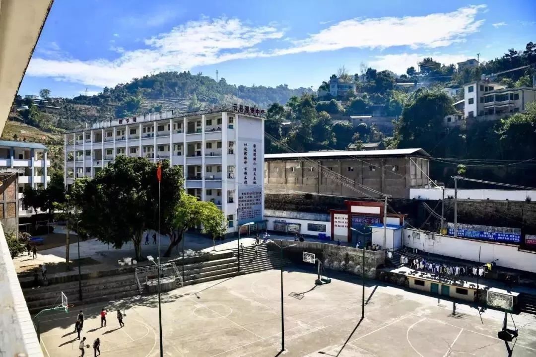 此时此刻,在云南省临沧市第一中学,云县第一完全中学,凤庆县第一中学