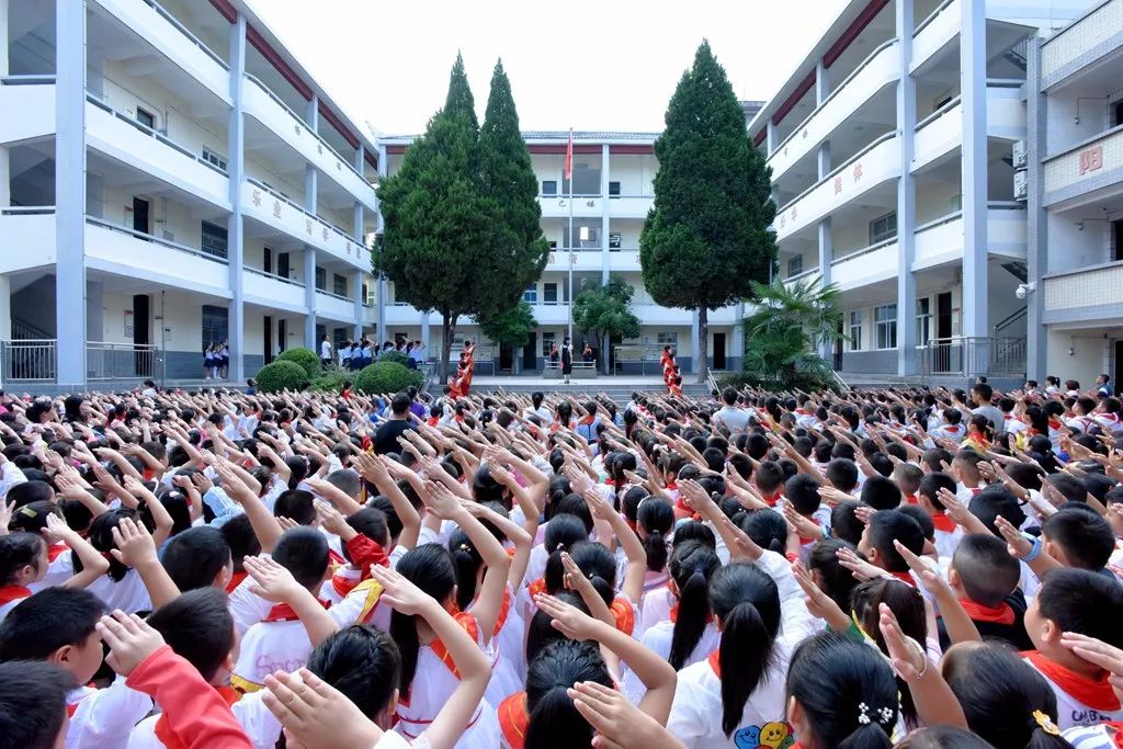 9月3日,旬陽縣城關小學兩千多名師生齊聚校園,舉行了新學期的開學典禮