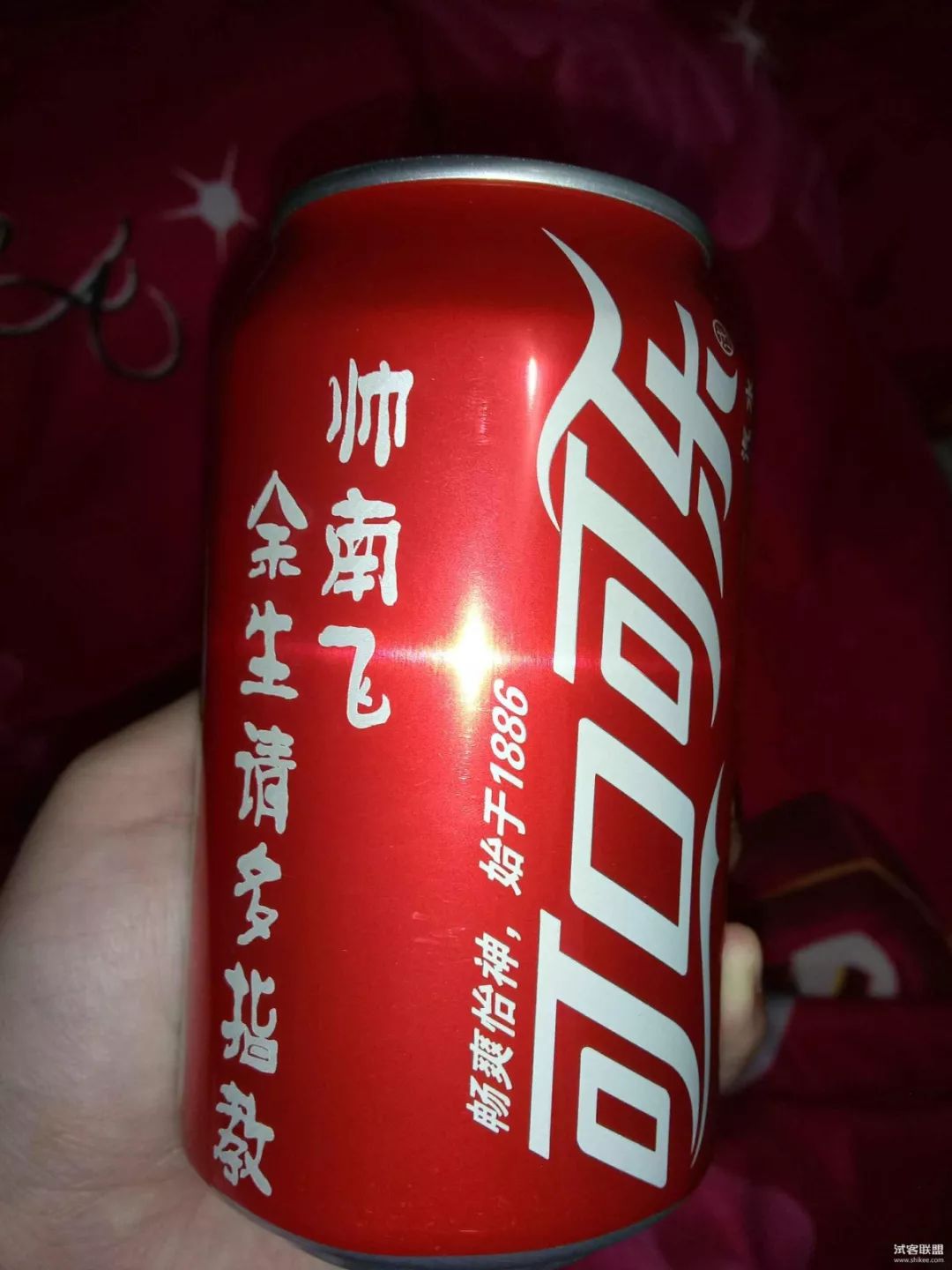 圣诞老人提前营业可口可乐喝到停不下来